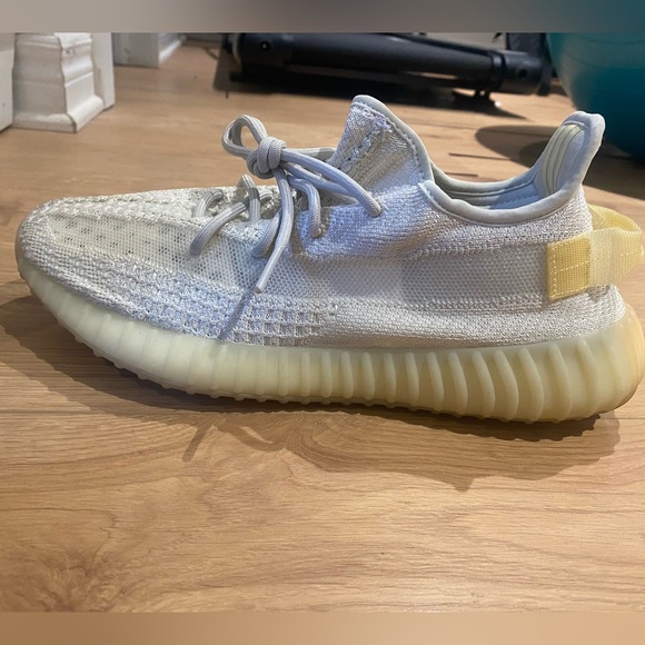 YEEZY BOOST V2 LIGHT - Picture 2 of 6
